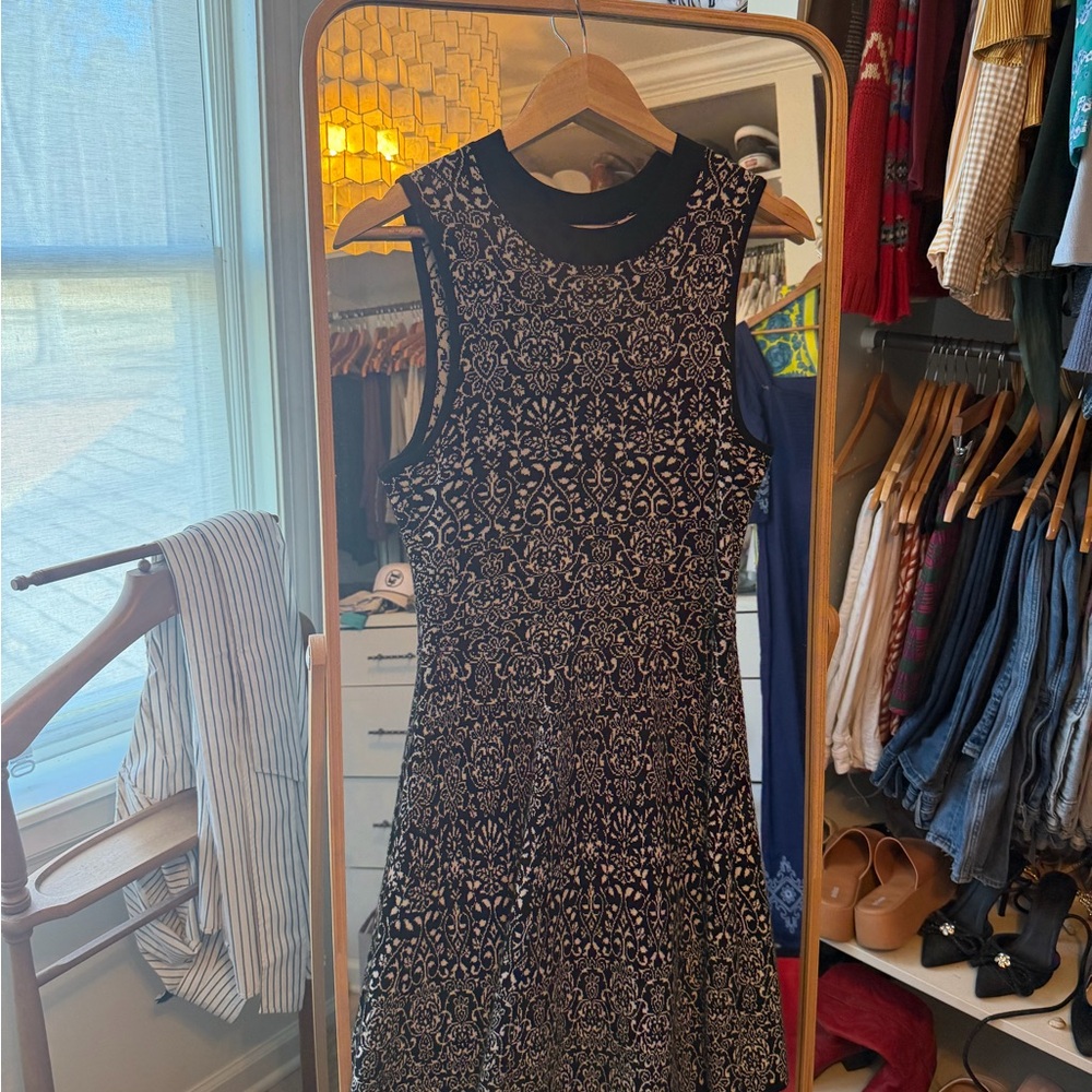 Chic Black and White Sleeveless Midi Dress